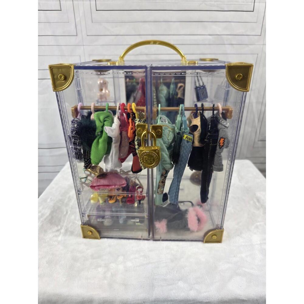 Rainbow High Deluxe Fashion Closet With 49 Pieces CLEAN & SMOKE FREE